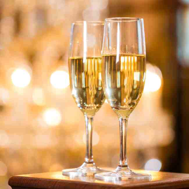 VALENTINE’S MENU WITH A GLASS OF CHAMPAGNE